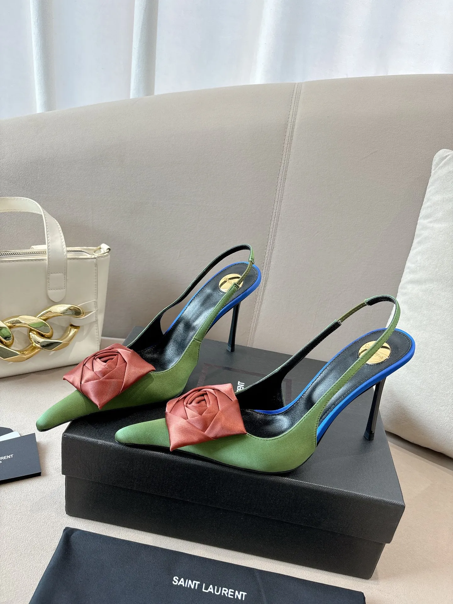 👟👟Ex-factory price 680👟👟 Saint Laurent ysl 25ss/autumn and winter ready-to-wear flower series catwalk style high heels. The toe and contrasting color design make the final effect quite impressive. The different colors are also very beautiful. Straight heels, curved heels, with flowers, and without flowers can be selected. Only YSL understands women’s hearts best and does not accept refutation. It is a super invincible feminine artifact, a must-have for women (z-brand full-body customization, own molded hardware accessories, perfect consistency) ✔ Upper: imported cow patent leather ✔ Inner lining: imported 🐑 goat leather ✔ Sole: imported genuine leather outsole ✔ Heel height: 10.5cm ✔ Size: 36-39 (40, 41, 42 can be customized and non-returnable) Flower style (full set of packaging)